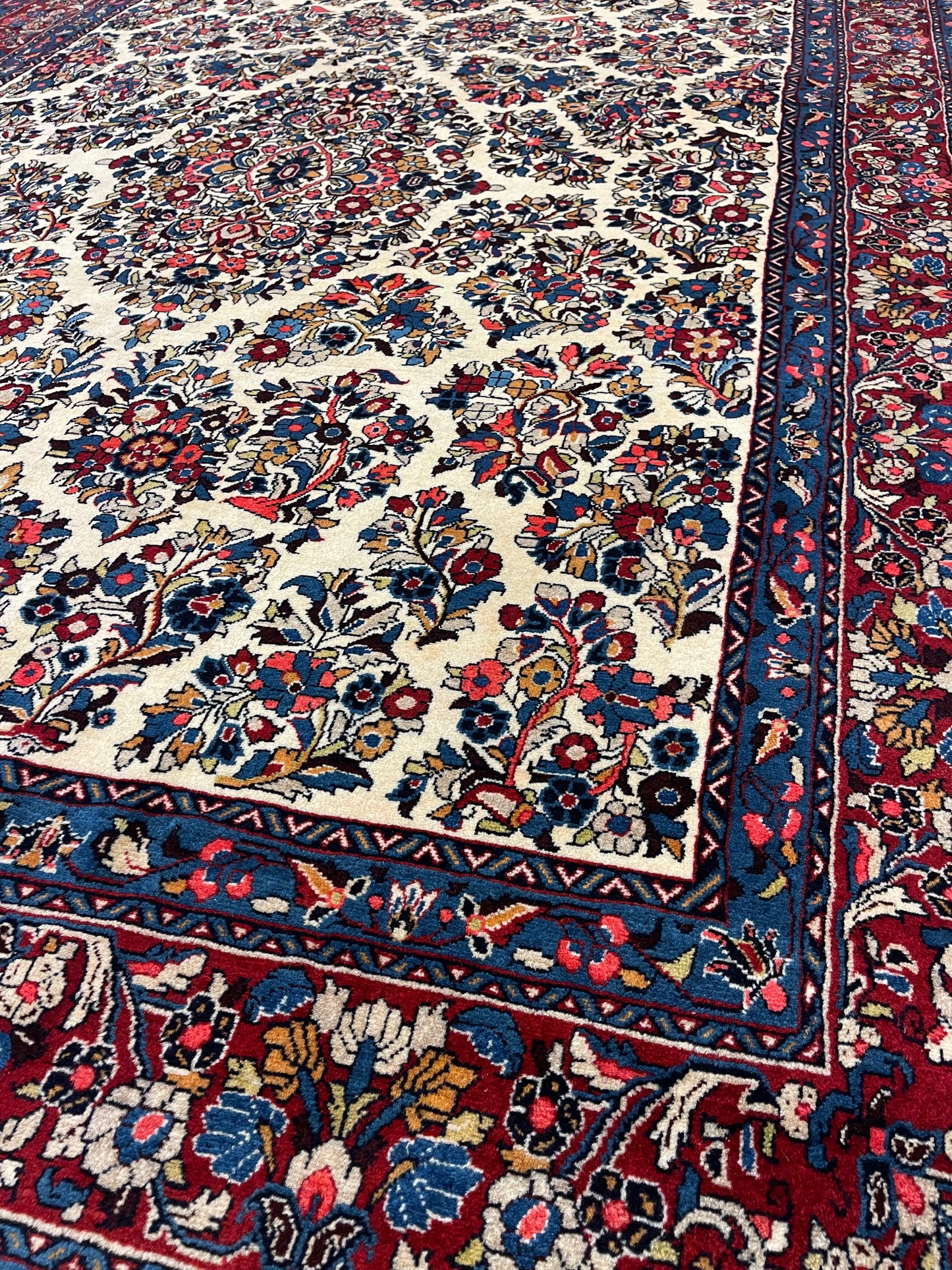 Hand-knotted carpet Sarough