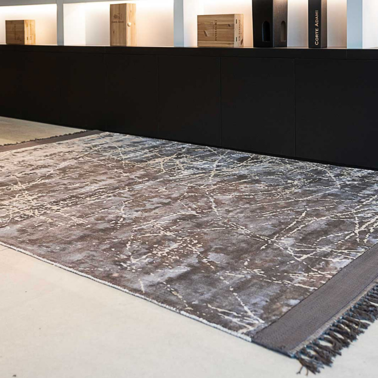 Tapis tissé main Taché