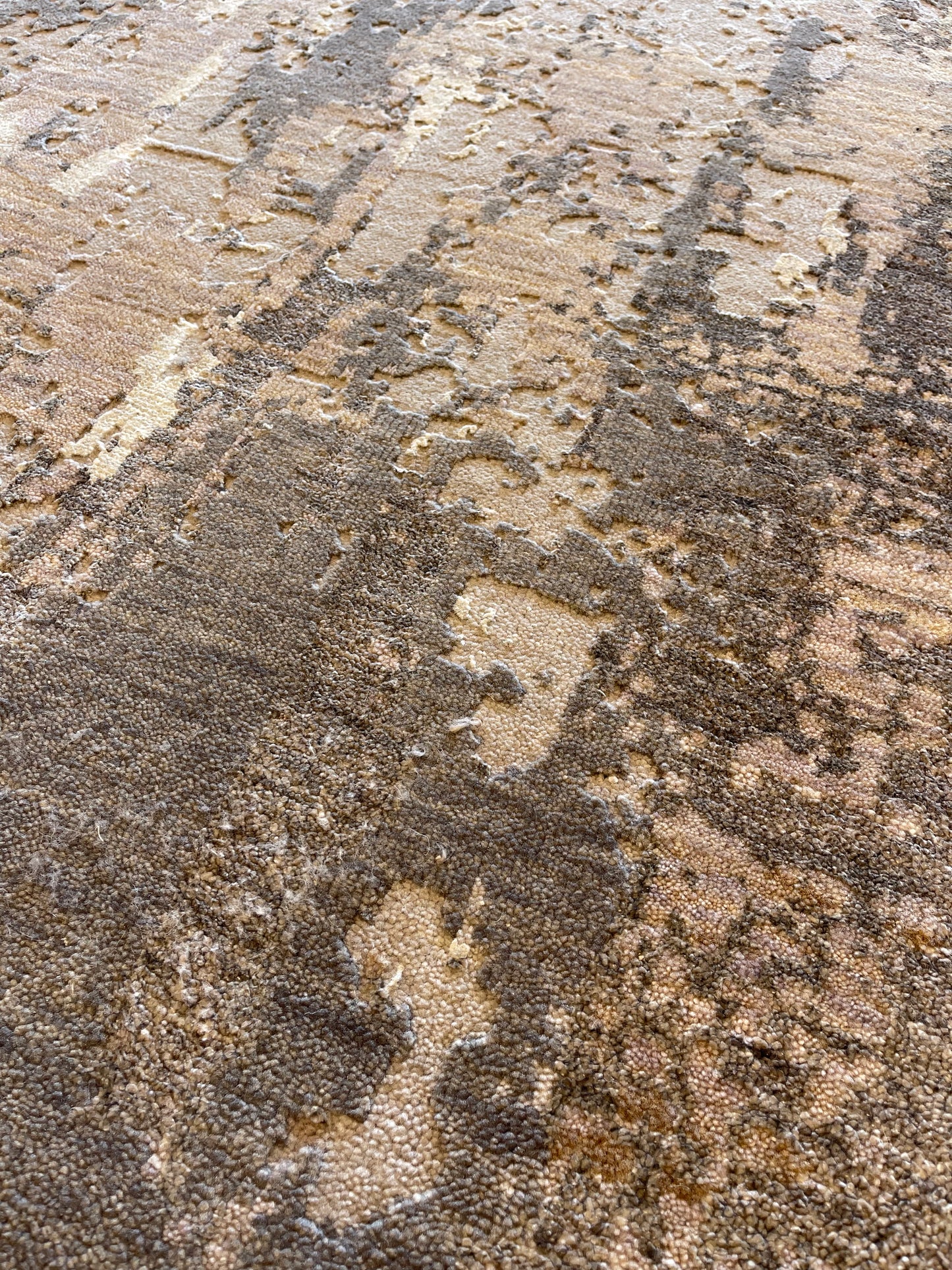 Hand-knotted carpet Modern