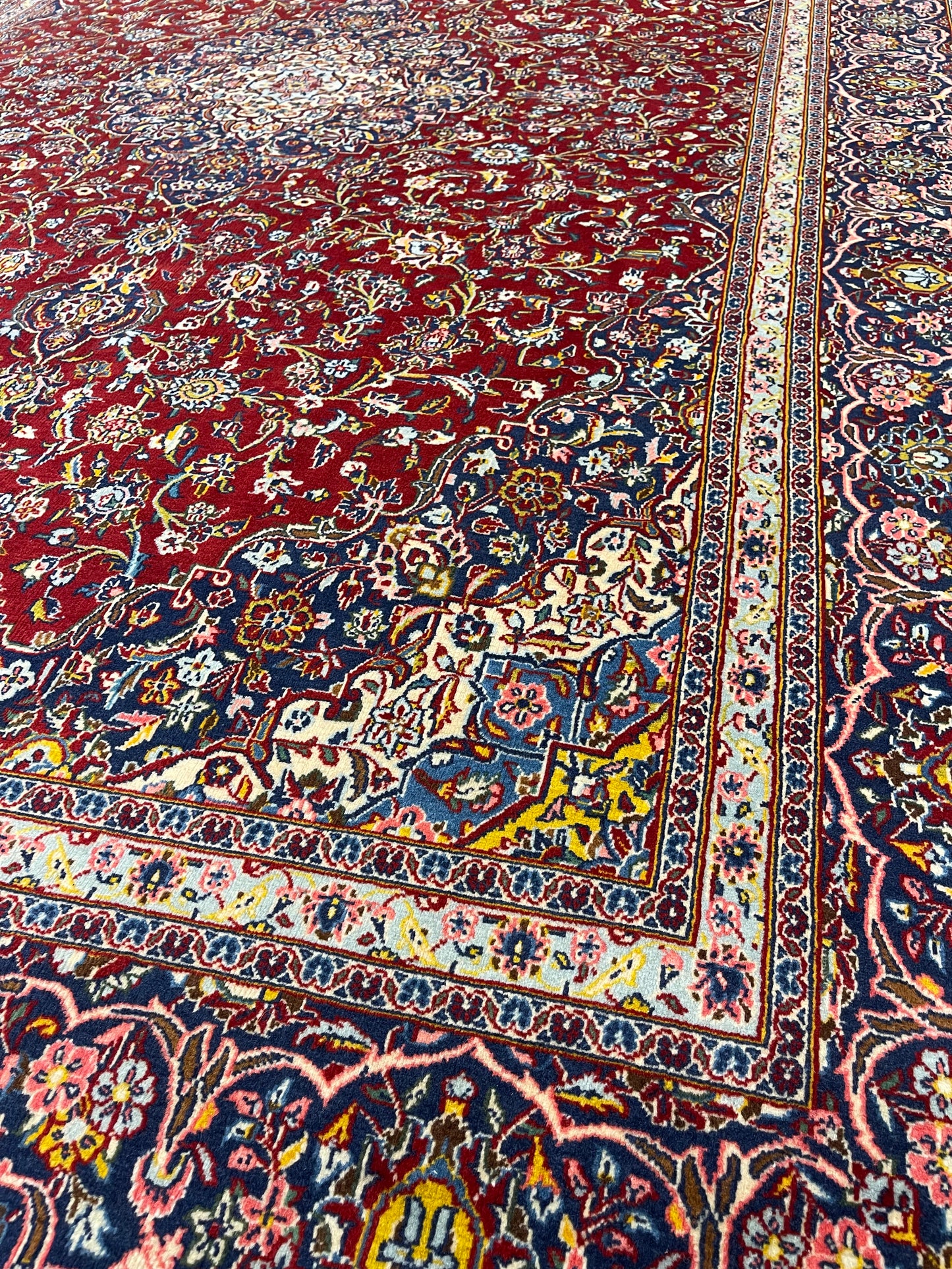 Hand-knotted carpet Keshan